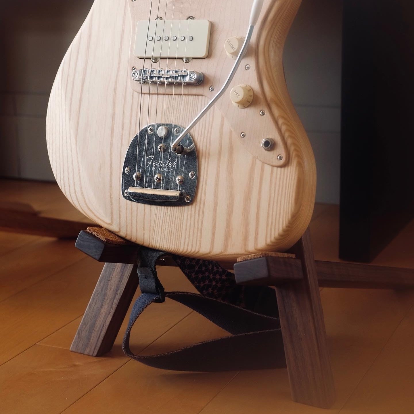 Lola Guitar Stand