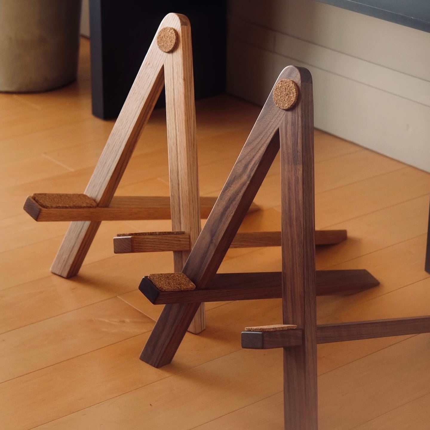 Lola Guitar Stand