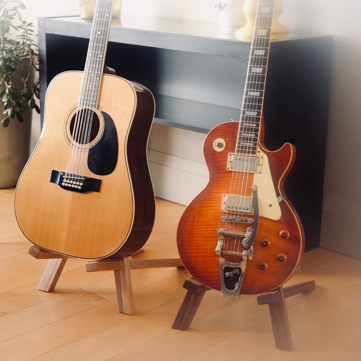 Lola Guitar Stand