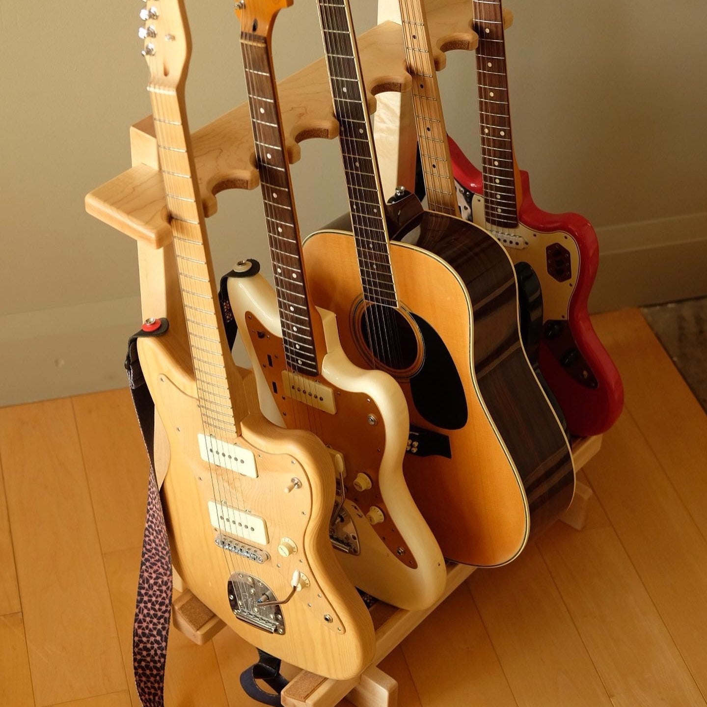 Court Guitar Rack